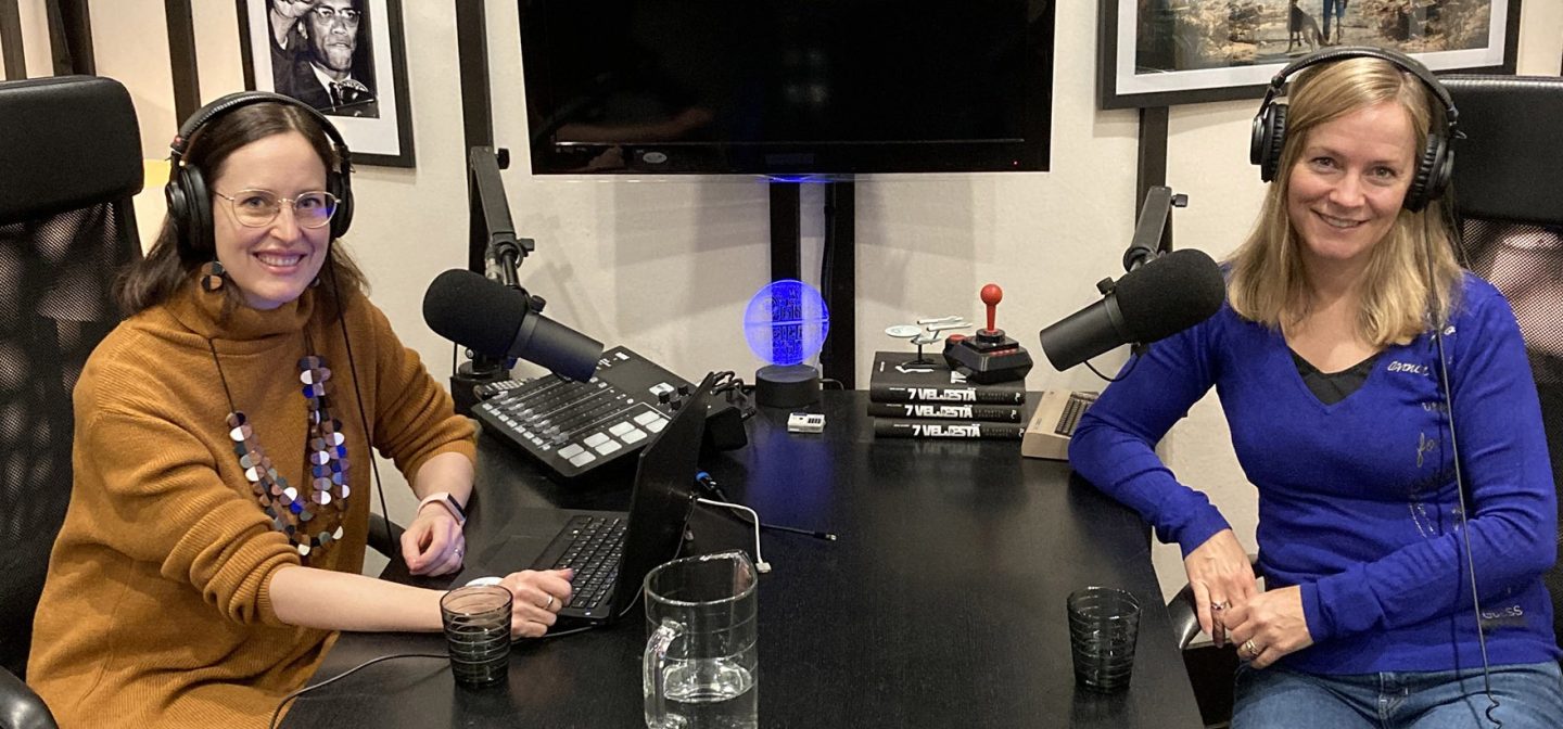 Kaksai naista podcast-studiossa