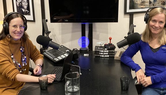 Kaksai naista podcast-studiossa