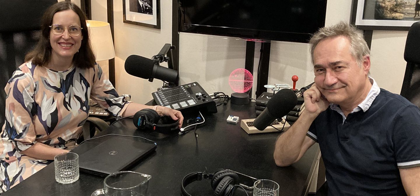 nainen ja mies äänitystudiossa