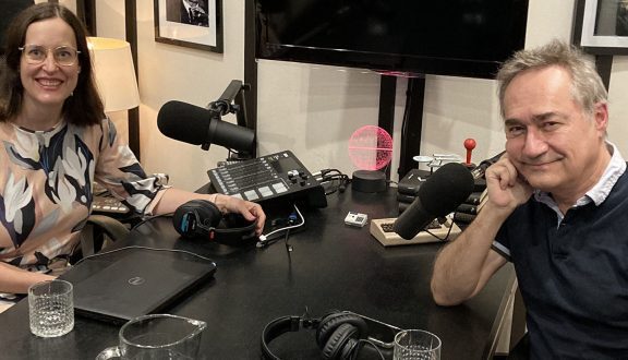 nainen ja mies äänitystudiossa