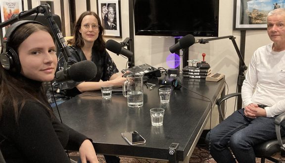 kaksi naista ja yksi mies äänitysstudiossa