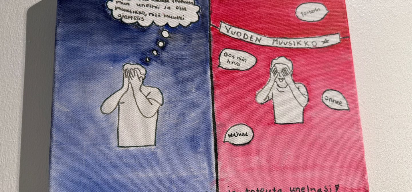 Maalaus, jossa kuva jaettu kahtia. Toisella puolella sininen pohja. Alareunassa teksti "ole rohkeasti oma itsesi ja toteuta unelmasi. Vasemmalla puolella henkilö miettii ettei uskalla tehdä mitä haluaisi, koska pelkää mitä muut ajattelisi. Toisella puolella henkilö juhlii saavutettuaan tavoitteensa.