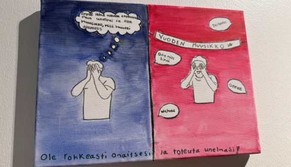 Maalaus, jossa kuva jaettu kahtia. Toisella puolella sininen pohja. Alareunassa teksti "ole rohkeasti oma itsesi ja toteuta unelmasi. Vasemmalla puolella henkilö miettii ettei uskalla tehdä mitä haluaisi, koska pelkää mitä muut ajattelisi. Toisella puolella henkilö juhlii saavutettuaan tavoitteensa.