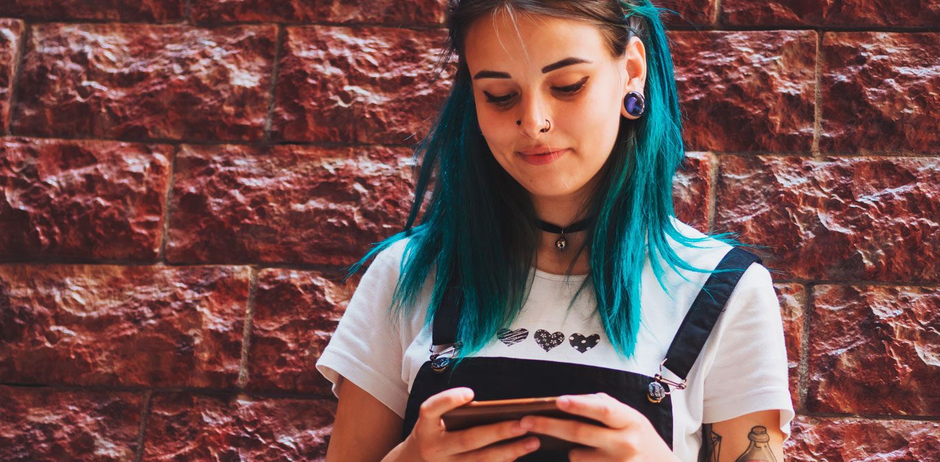 Nuori nainen katselee puhelinta