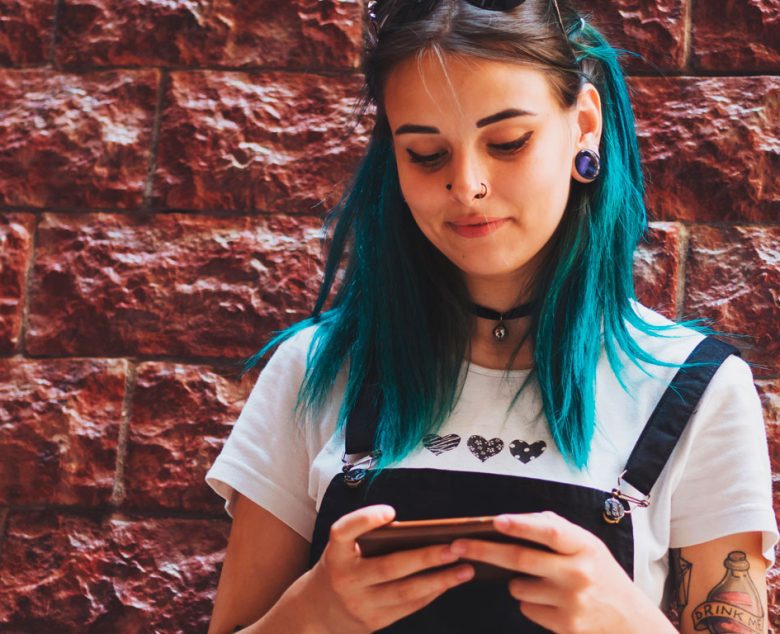 Nuori nainen katselee puhelinta